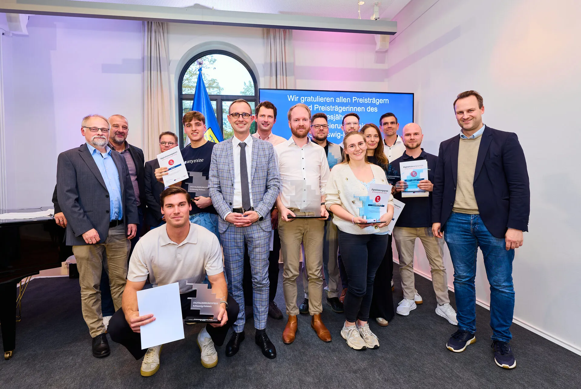Preisträgerinnen und Preisträger des Digitalisierungspreises 2026 mit Minister Dirk Schrödter