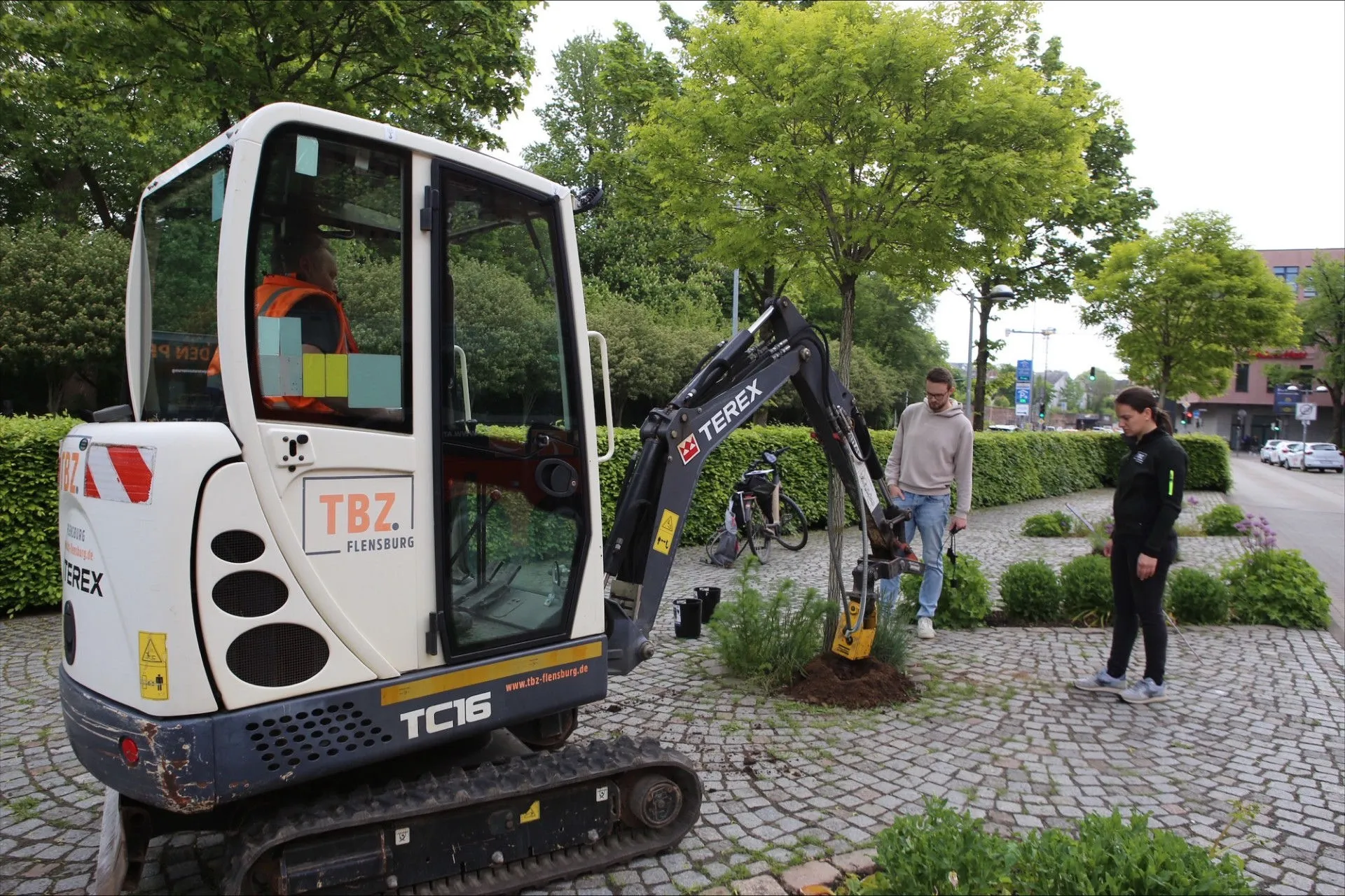 With the earth auger on the mini excavator, the hole for a sensor unit is dug in a few minutes