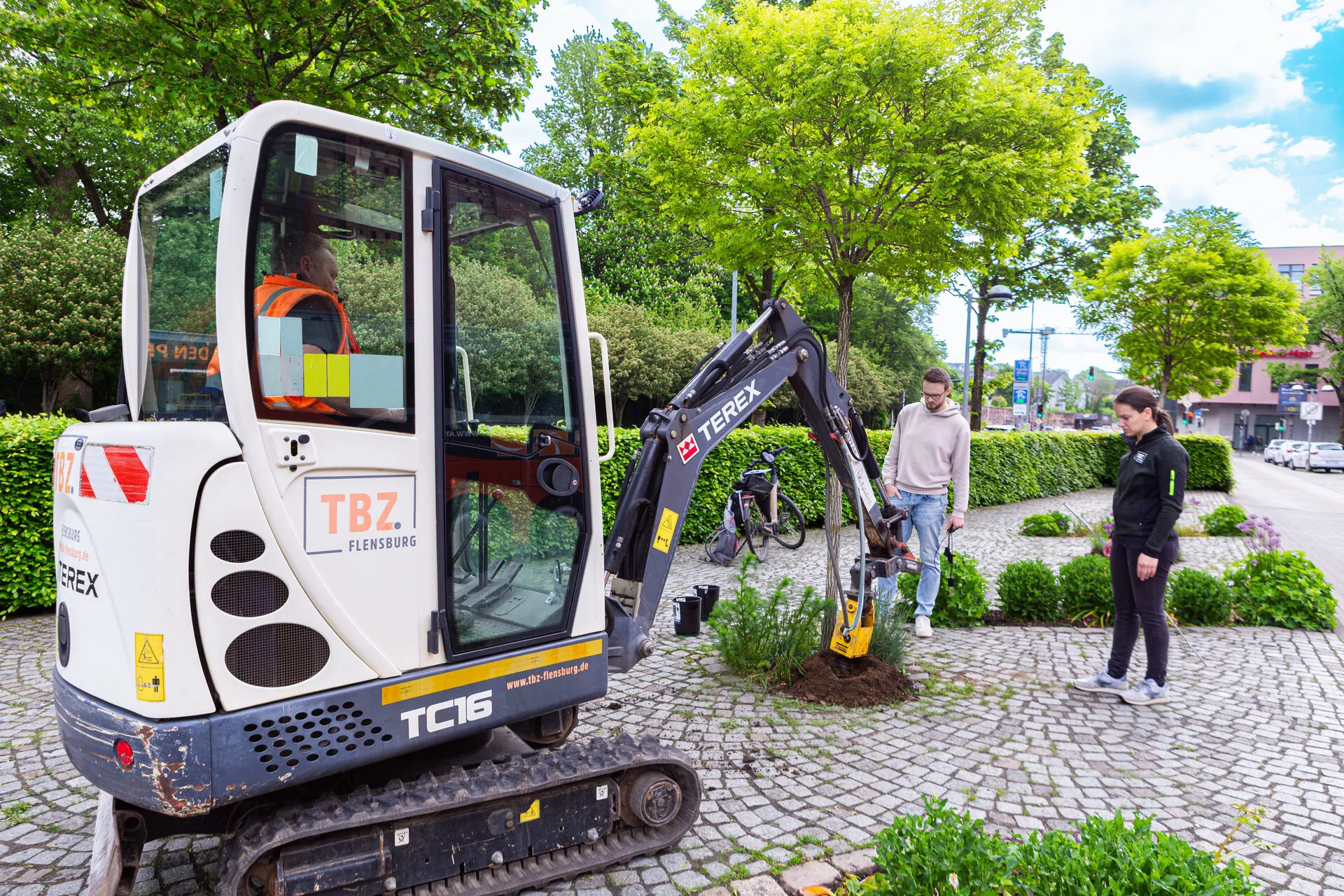Mit dem Erdbohrer am Minibagger ist das Loch für eine Sensoreinheit in wenigen Minuten ausgehoben
