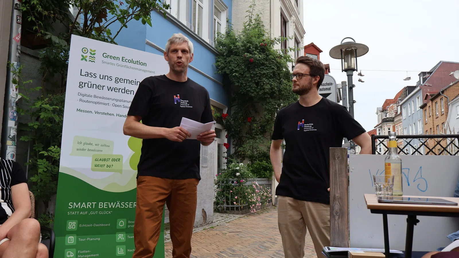 Simon Olberding und Cedrik Hoffmann stellen Green Ecolution vor dem Rollup in der Flensburger Norderstraße vor