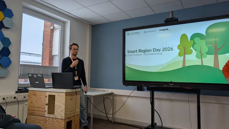 Vortragssituation vor einem großen Bildschirm mit der Titelfolie Smart Region Day 2026 von Green Ecolution und Amt Süderbrarup