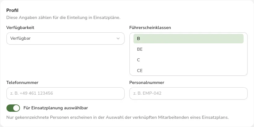 Profilkarte in der Mitarbeitendenverwaltung mit Verfügbarkeit, Führerscheinklassen, Telefonnummer, Personalnummer und dem eingeschalteten Schalter Für Einsatzplanung auswählbar